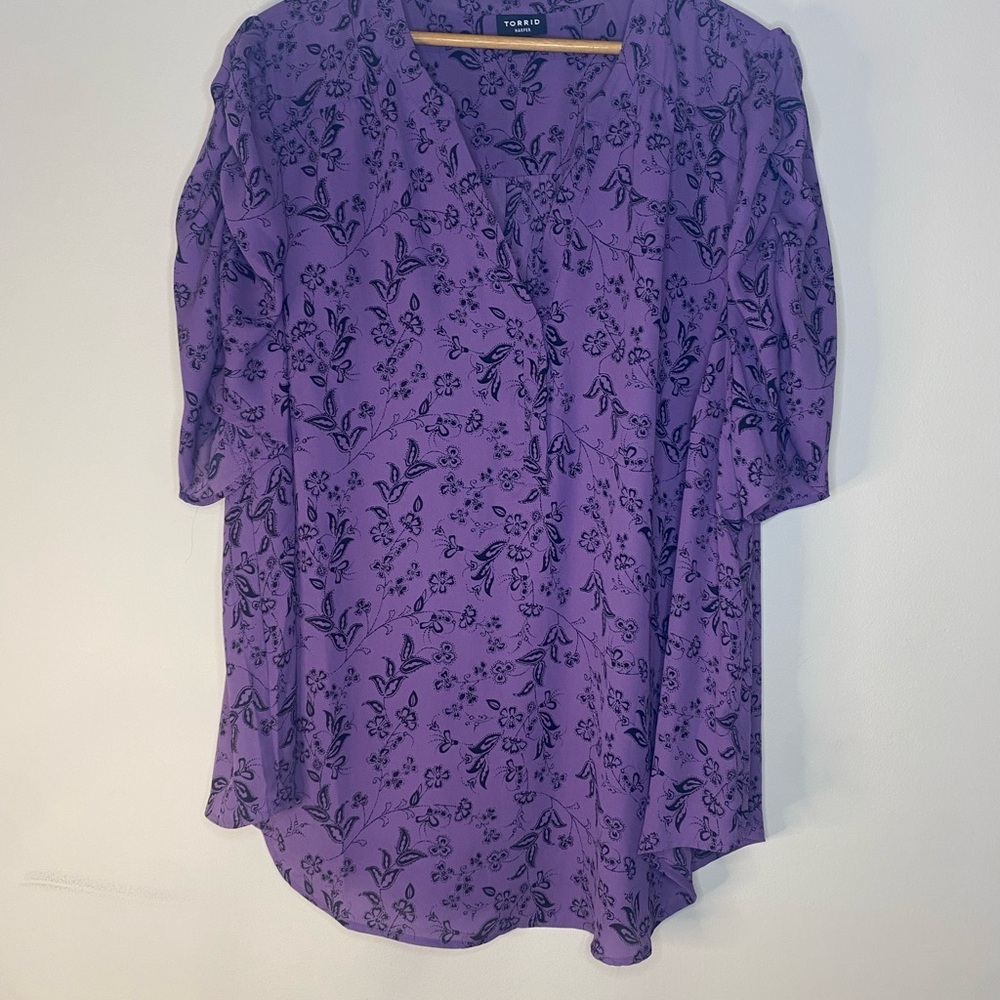 Torrid Harper Floral Purple V Neck Buttons Short Sleeve Top Blouse Ruffles XXL 2 - Picture 2 of 16